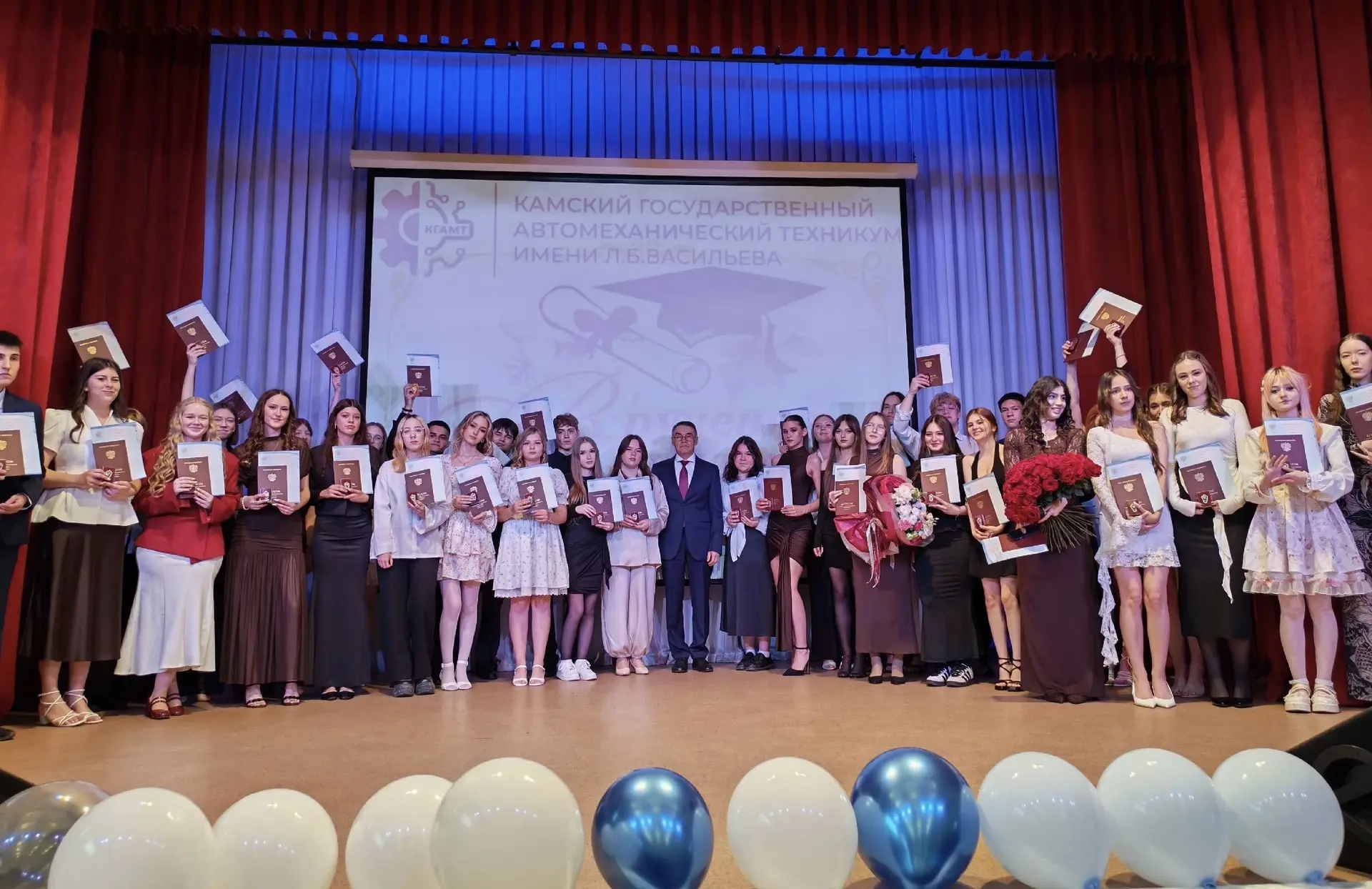 Дипломы получены! Наши выпускники готовы к новым вершинам! 🎓🚀

Сегодняшний день навсегда останется