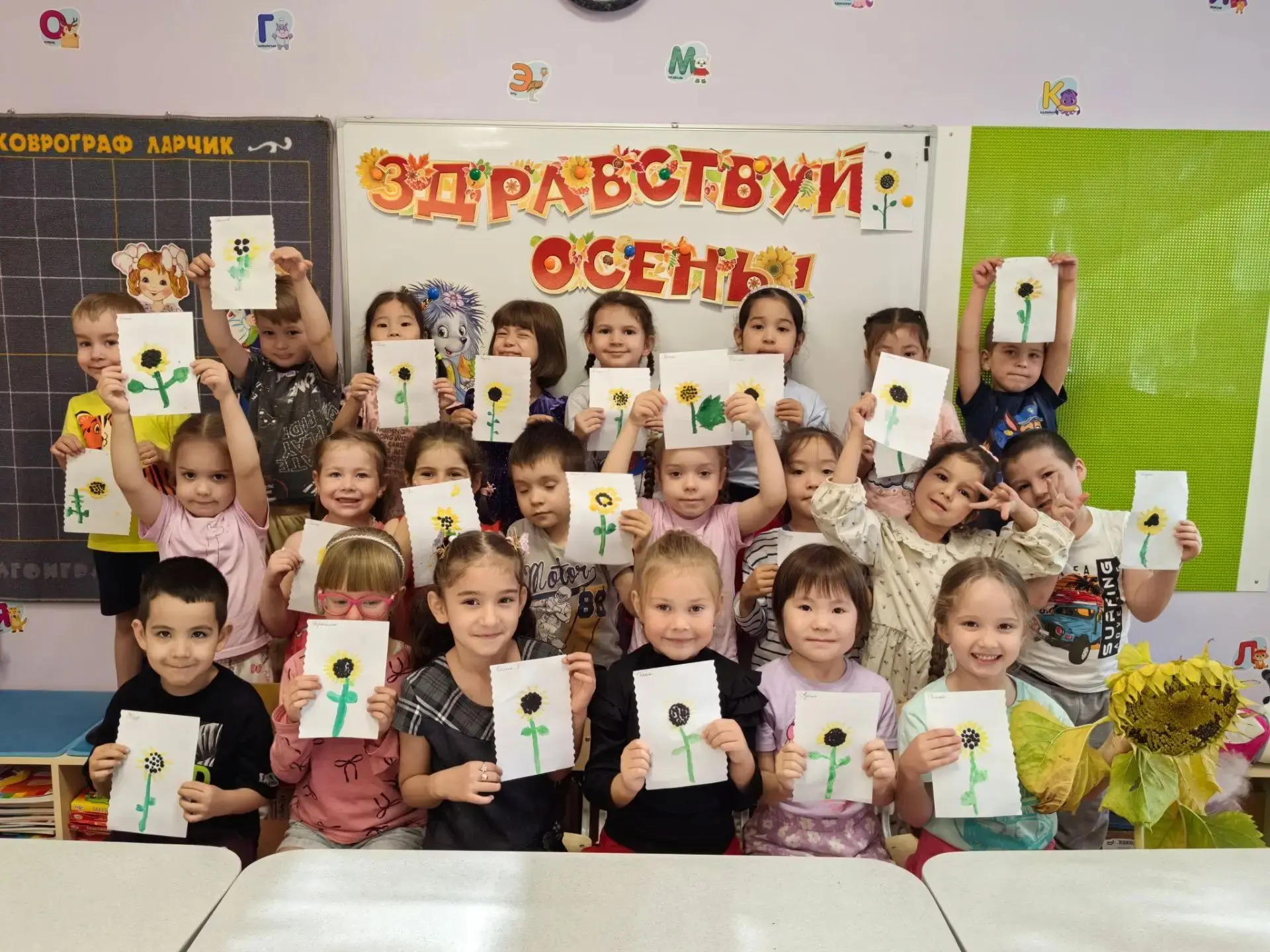 Творческие работы "Подсолнухи" воспитанников старшей группы.