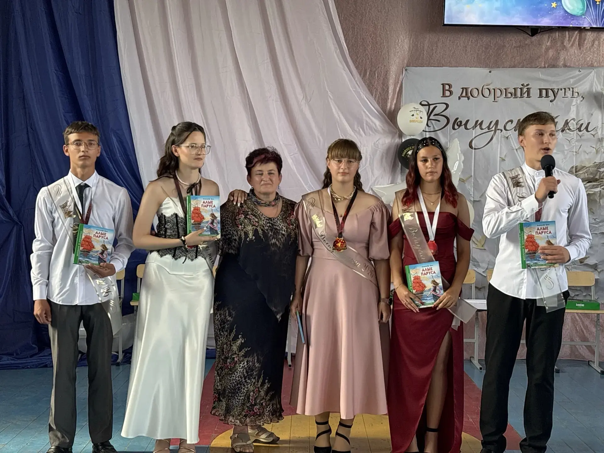 🎓 27 июня — особенный день, наполненный одновременно светлой грустью расставания и радостным предвк
