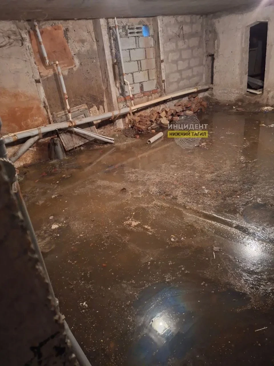 Жители дома на Зари в Нижнем Тагиле вторые сутки страдают от забитой канализации