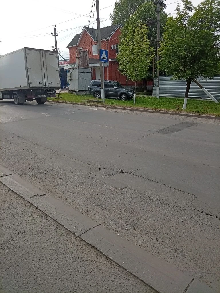 🚘 Новая парковка открылась на газоне у «Золотой рыбки»  На 15-м переулке возле детского сада «Золота