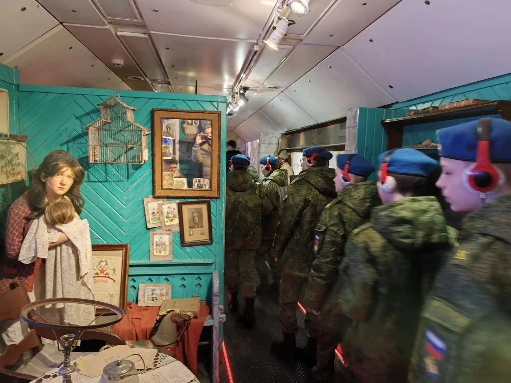 Наши кадеты прикоснулись к истории. В прямом смысле этого слова. 🤲  Иммерсивная экспозиция «Поезд По