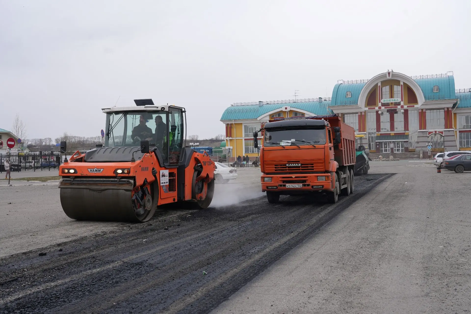 В Бийске продолжаются работы по благоустройству городских территорий и ремонту дорог ⁣ 🚜Проводится у