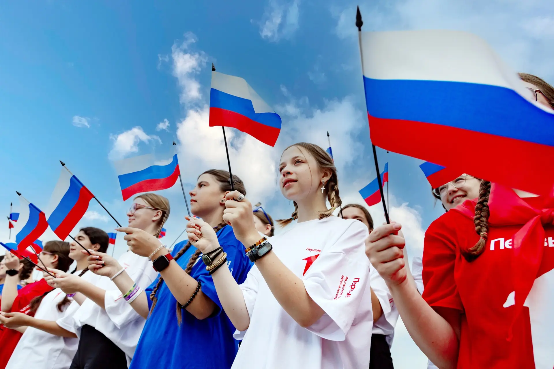 Вперёд, Россия! 

Дорогие ребята! Уважаемые родители, педагоги, наставники! От всей души поздравляю 