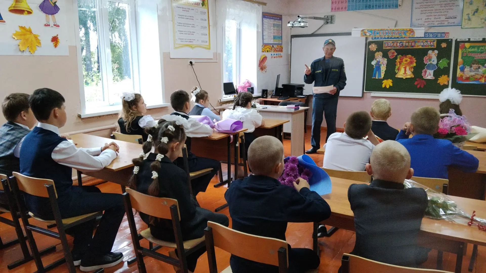 1 сентября для обучающихся школы командиром отделения пожарной машины ПСЧ-64 Носовым Ва...