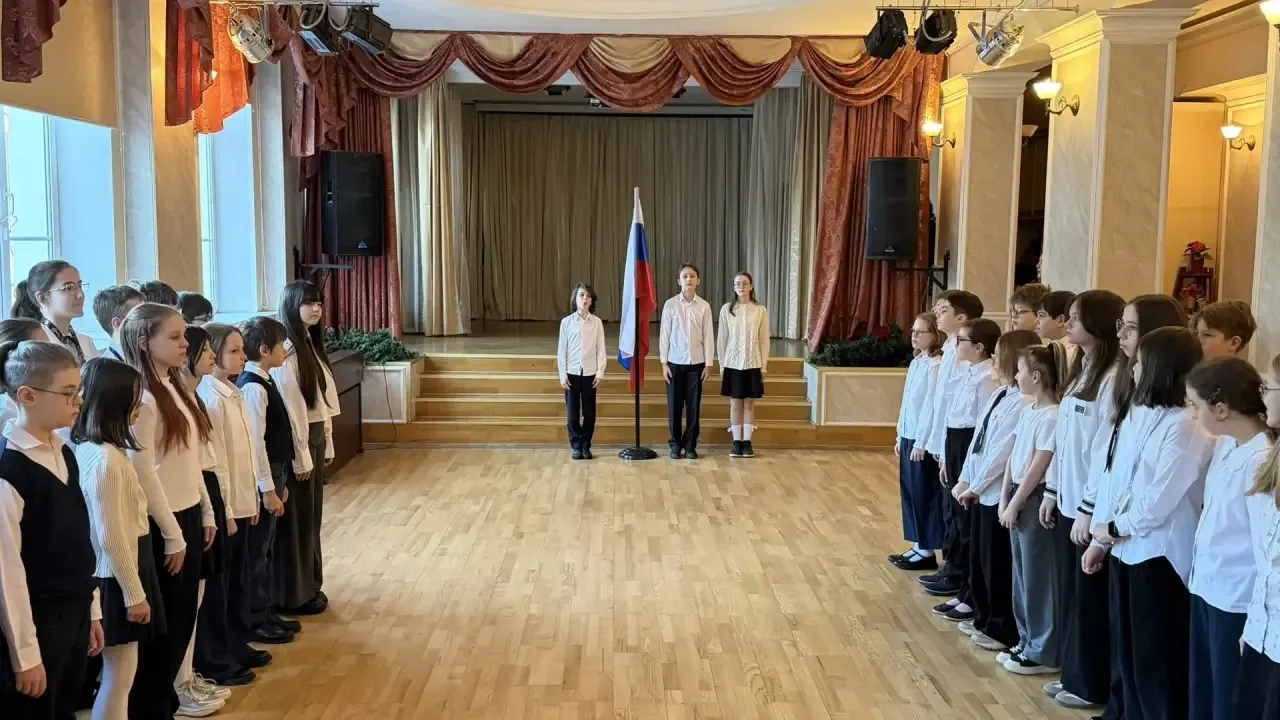Друзья, приветствуем вас после каникул!👋  Традиционно начинаем неделю с выноса Государственного флаг