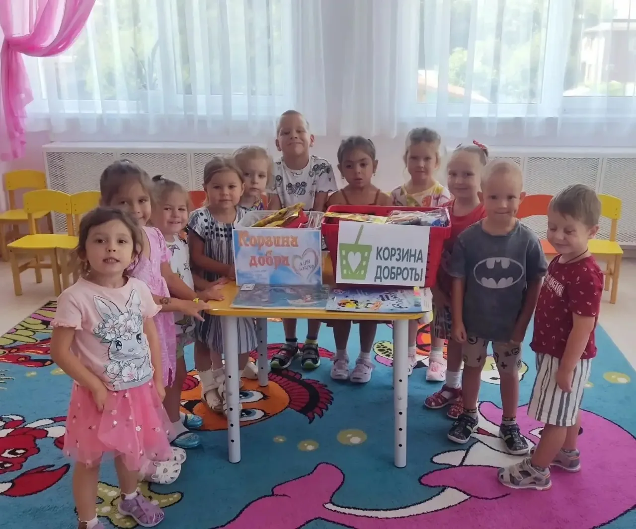 Воспитанники 7 группы "Светлячки" детского сада «Забава» вместе со своими отзывчивыми р...