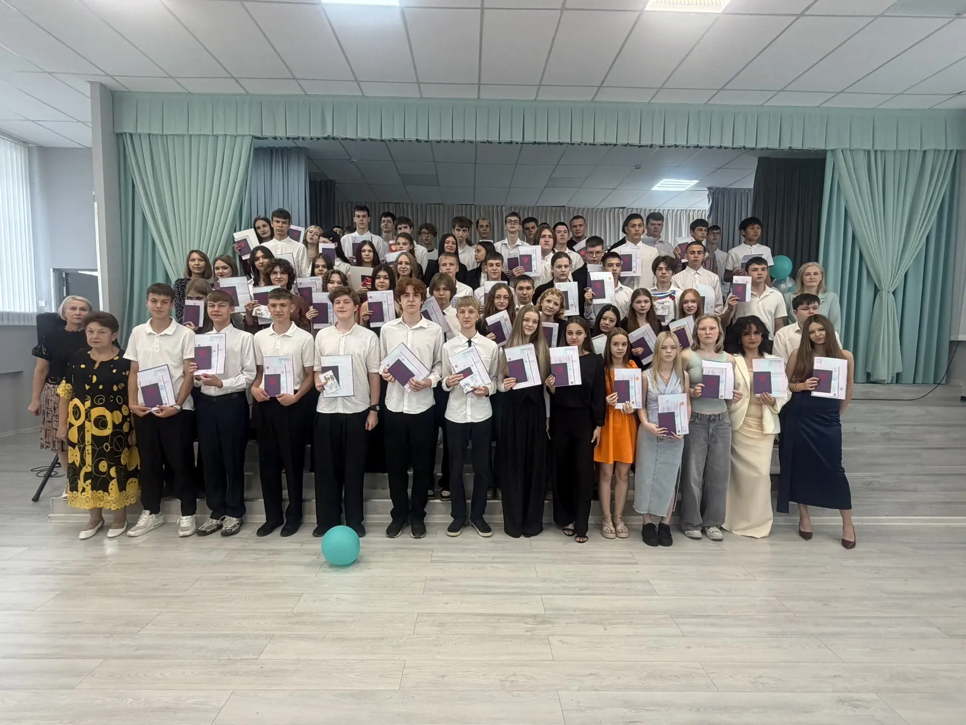 ✨ Незабываемый день в истории нашей школы! ✨

27 июня в стенах нашей школы состоялось торжественное 