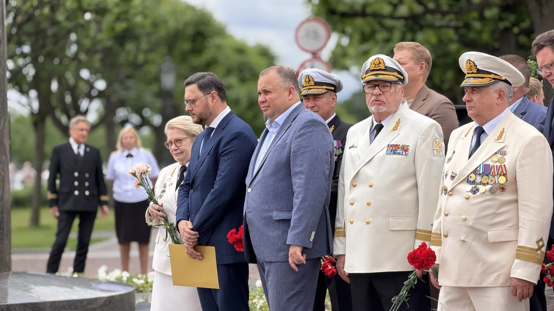 🚢На Петровской набережной состоялась торжественная церемония возложения цветов к памят...
