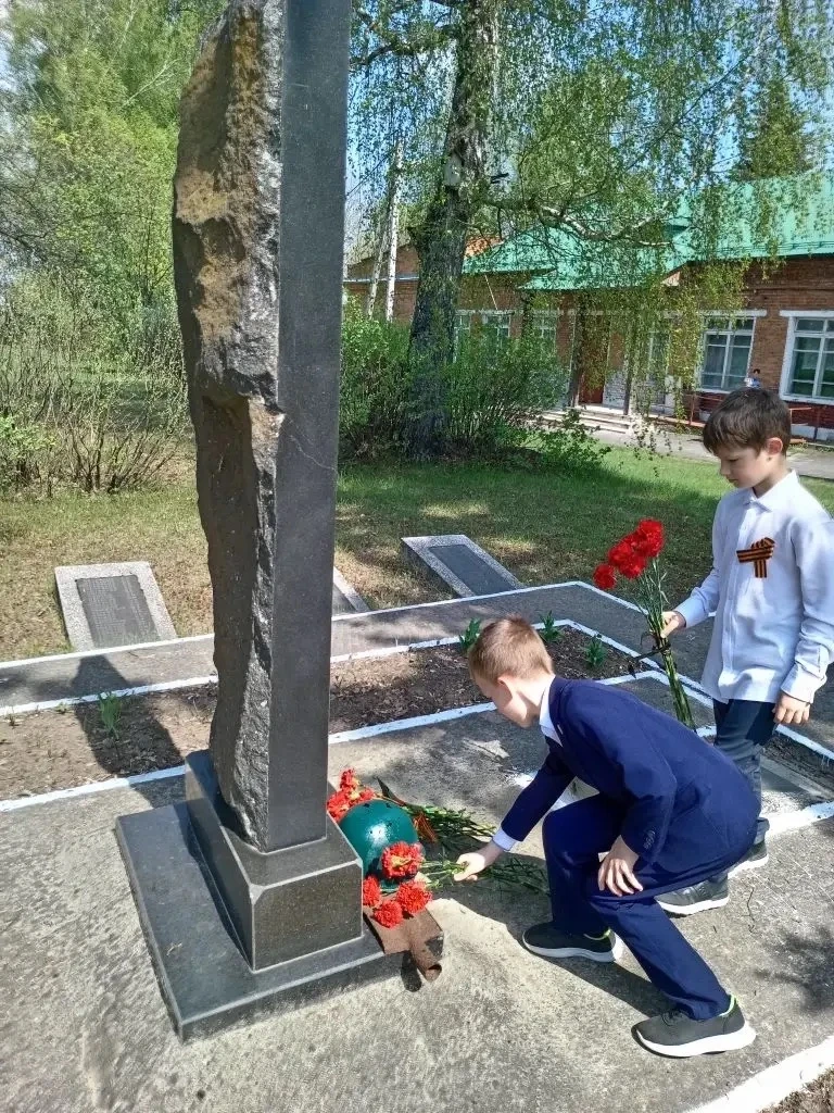 8 мая, в преддверии великого праздника — Дня Победы, у мемориала школы "МОУ" СОШ "Траектория успеха"