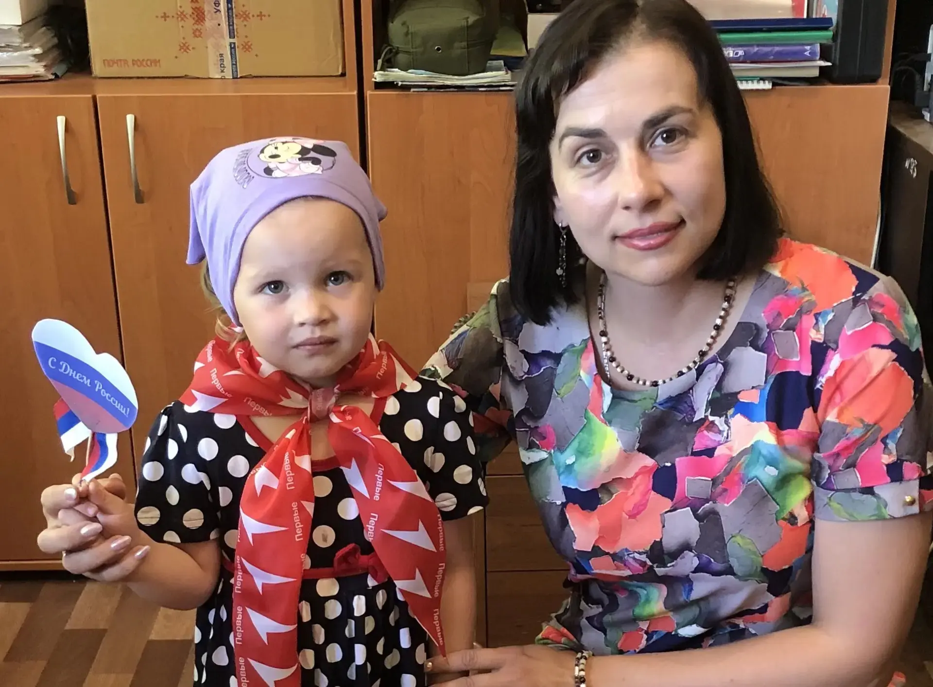 День России                                Нам праздники для радости даны,