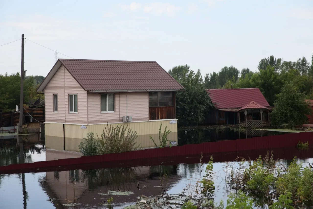 Ситуация на ДОКе.

Под воду уходят дома. На берегу стоят лодки. Дороги затоплены.

🔥 Злой Тюменец

