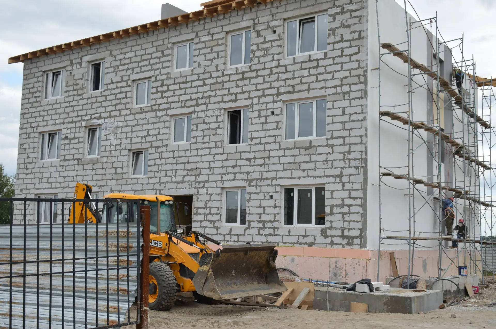 В Линево завершается строительство многоквартирного дома