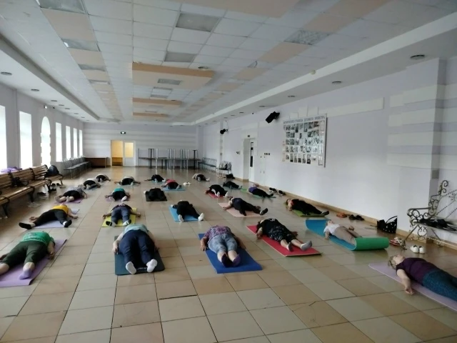 В танцевальном зале Дома культуры  прошел открытый бесплатный  класс "Йога для всех". Да, погода вне