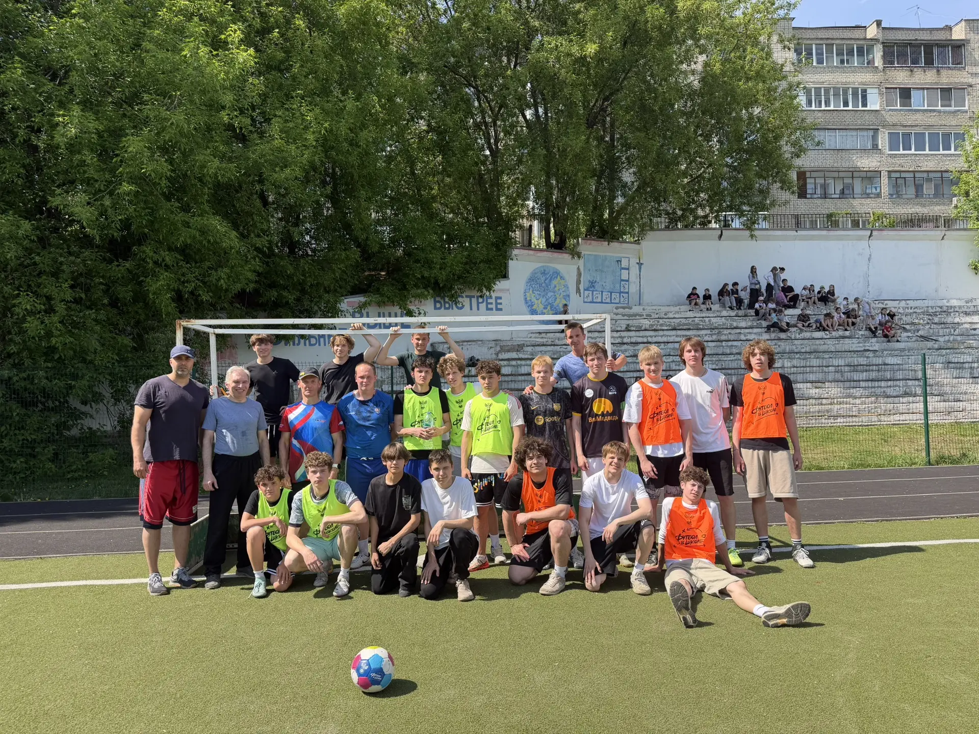 🏆 Матч года в школе 135! ⚽  Вчера на стадионе прошла традиционная встреча по футболу между командой 