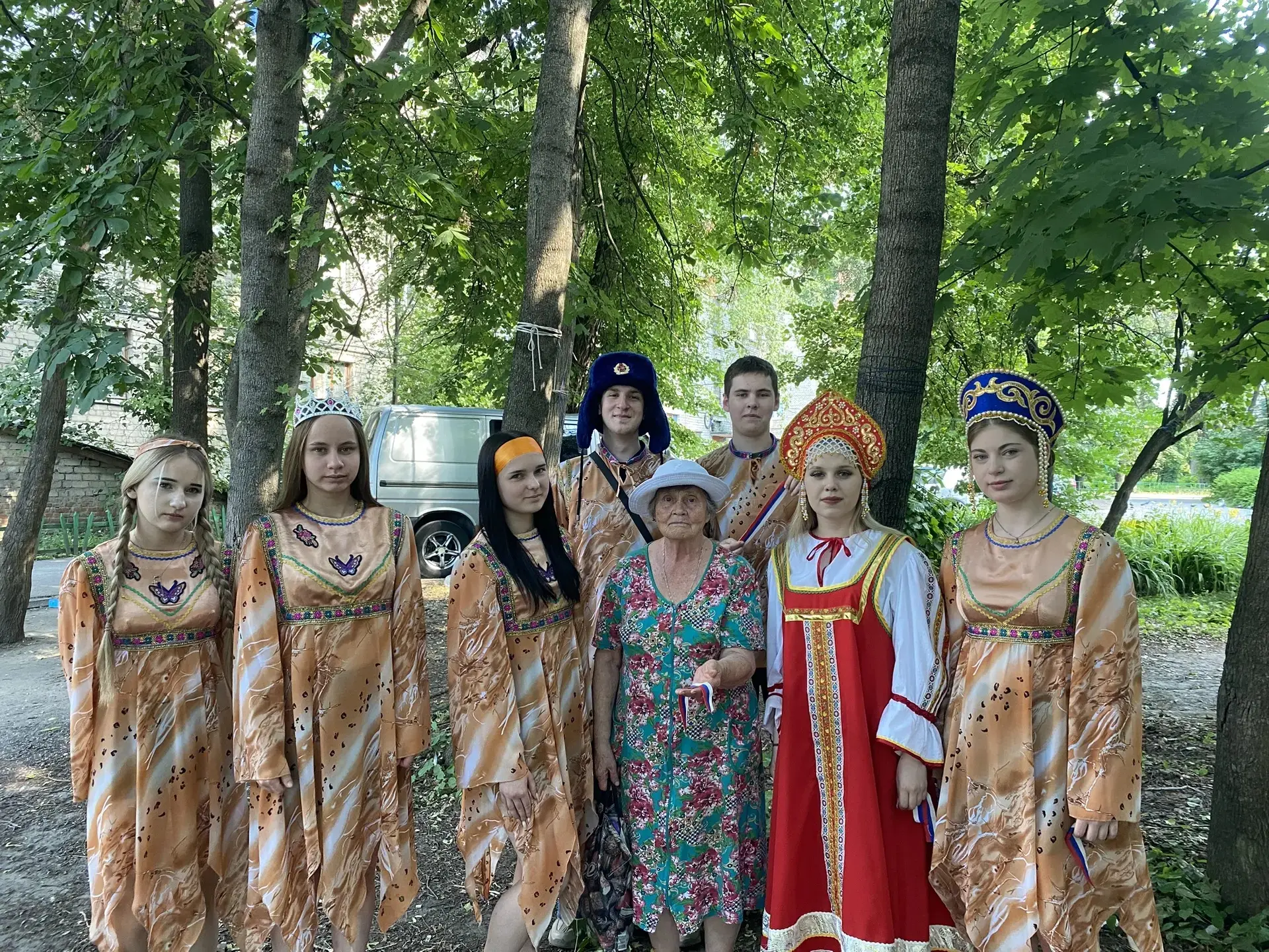 🇷🇺 Две акции — одна страна

В преддверии Дня России студенты общежития раздавали жителям города ле
