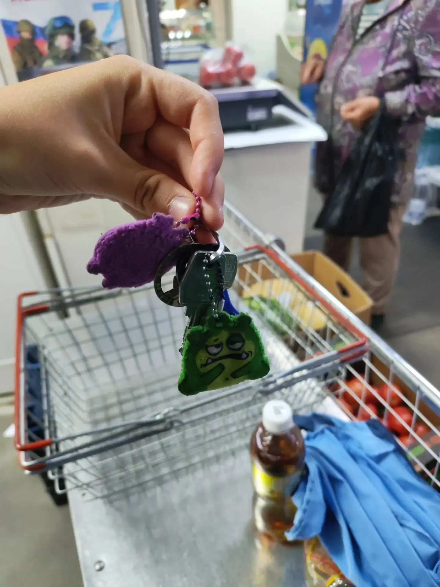 Найдены ключи, оставили  в магазине на центре.