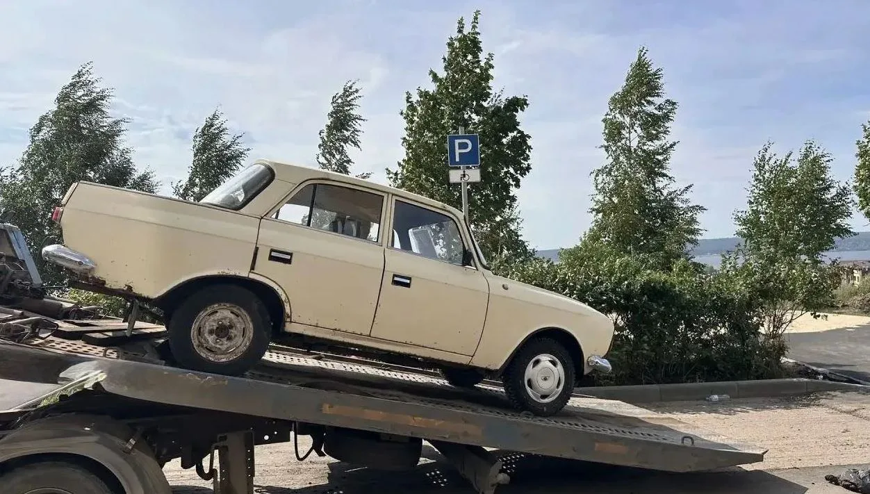 Брошенные машины начали забирать!