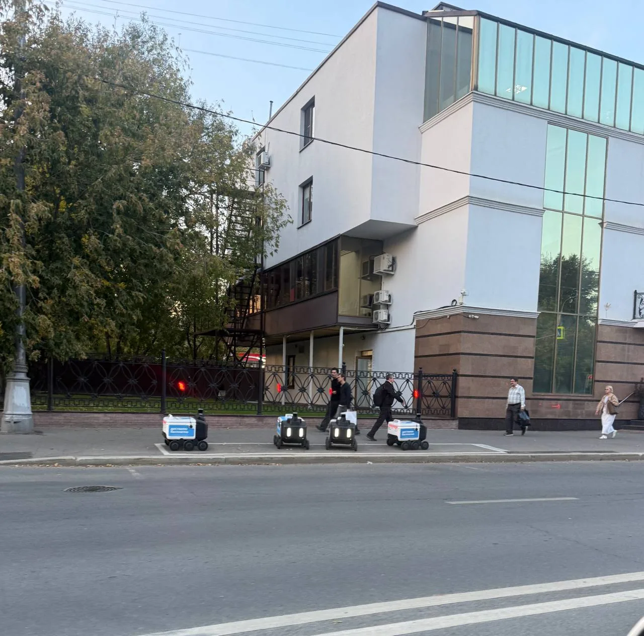 🤖Москвичи заметили, что у роботов уже появились собственные парковочные места - даже в...