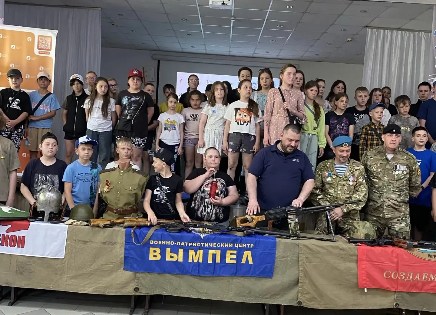 👆В нашем пришкольном лагере «Зелёный островок» скучать некогда! Мы очень любим ходить ...