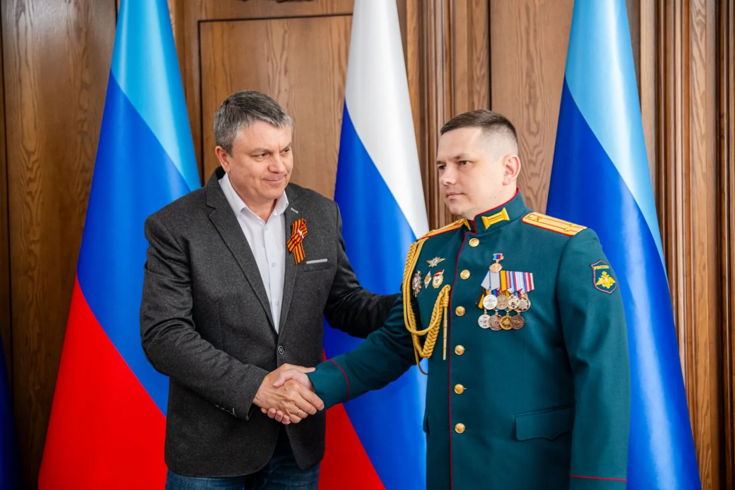 Присвоил звание Героя Луганской Народной Республики двум военнослужащим Российской Федерации. Этими 