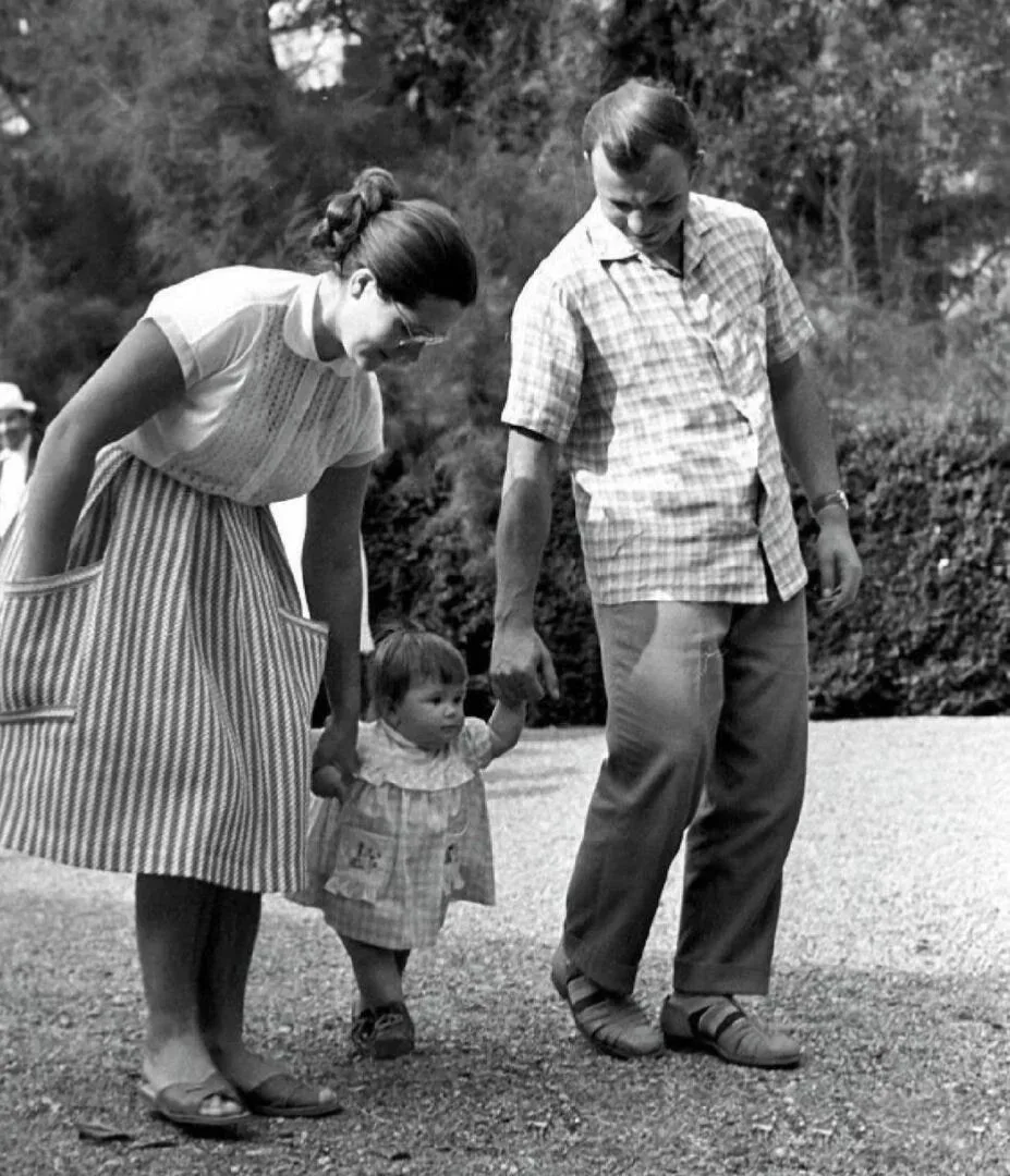 Юрий Гагарин с женой Валентиной и дочерью Галочкой, 1963 год.

Сделано в СССР - подписаться
