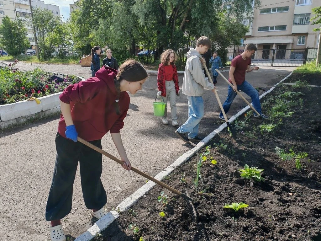 Лагерь труда и отдыха продолжает свою работу. Ребята занялись пришкольным опытным участком: подготов