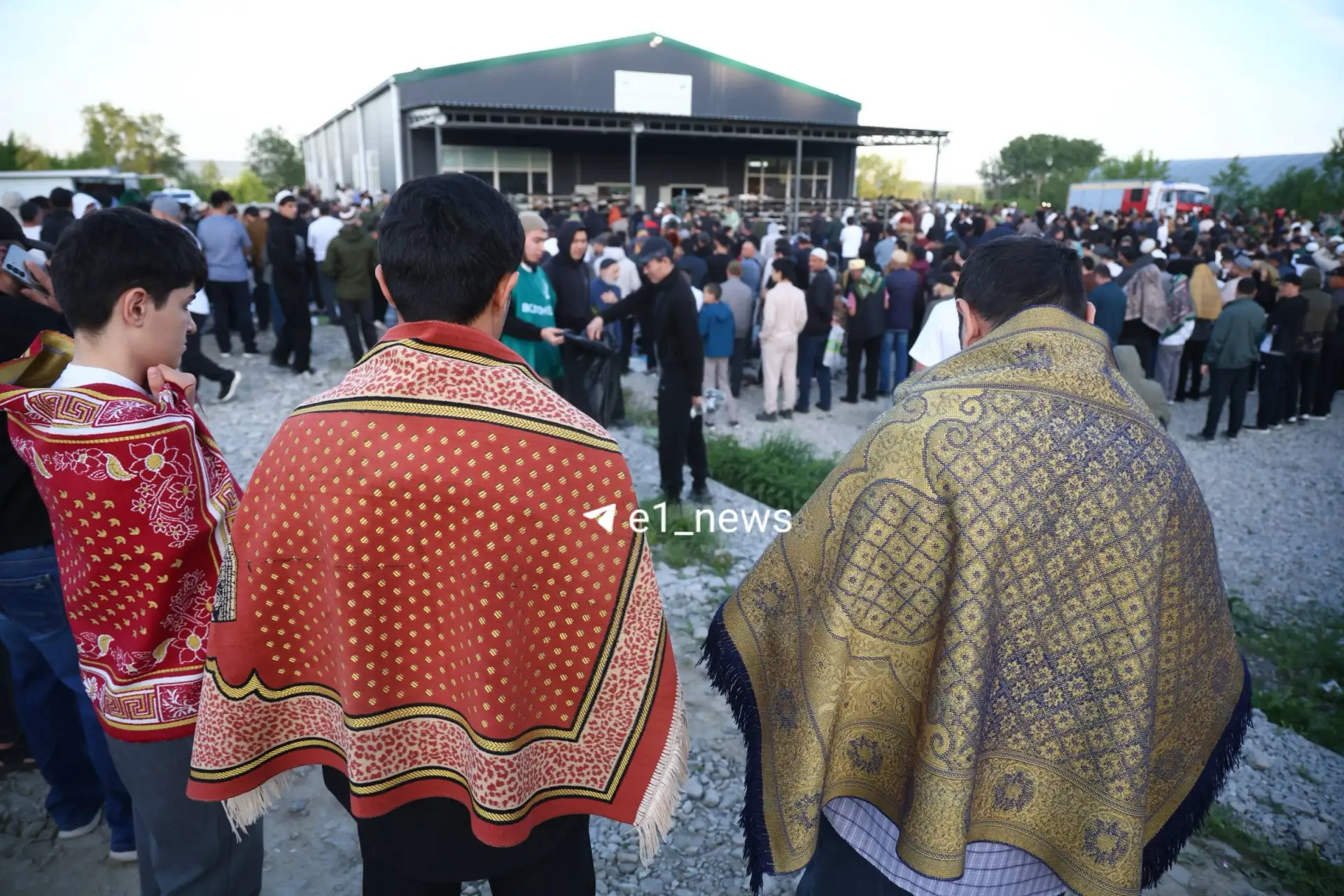🤲 Тысячи мусульман собрались рано утром на Сортировке в духовном центре  В 5:30 начался намаз. Сегод