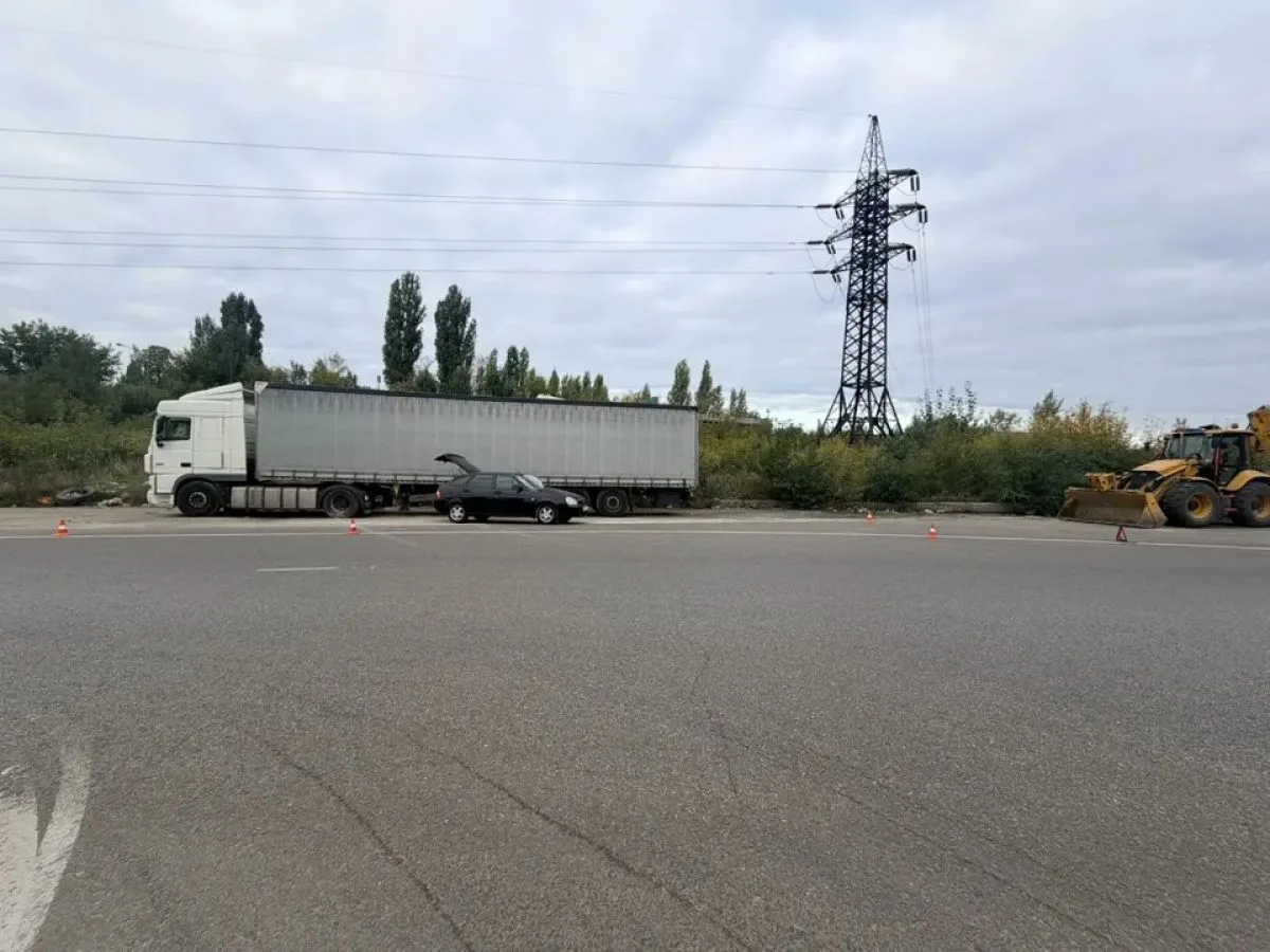 19-летний водитель на "Ладе Приоре" врезался в стоящий DAF