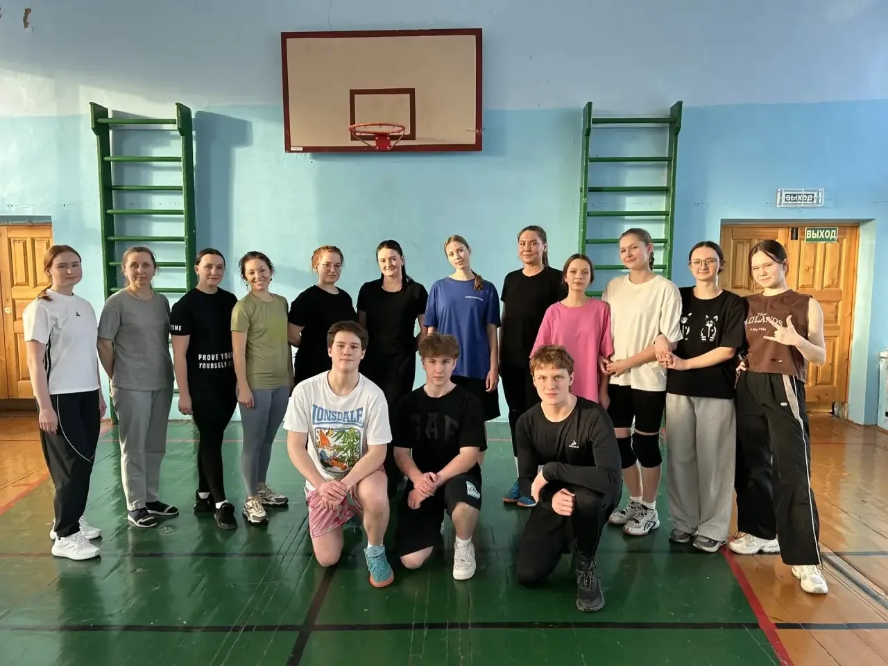 Сегодня в нашей школе состоялась захватывающая игра по волейболу среди старшеклассников и учителей! 