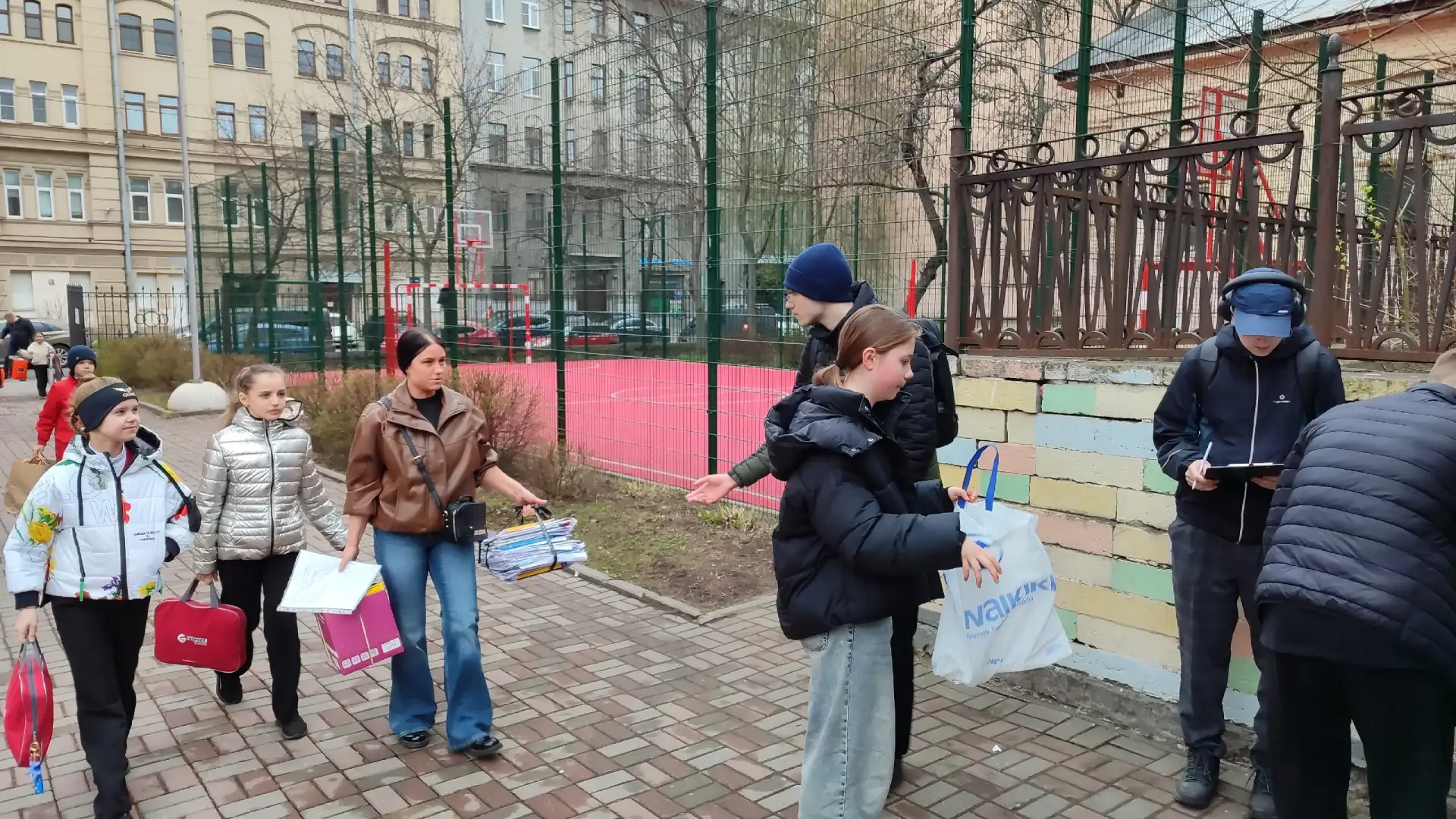 Более 1,3 тонны бумаги: итоги большого сбора макулатуры! 🌿♻️  16 апреля внутренний двор нашей гимназ