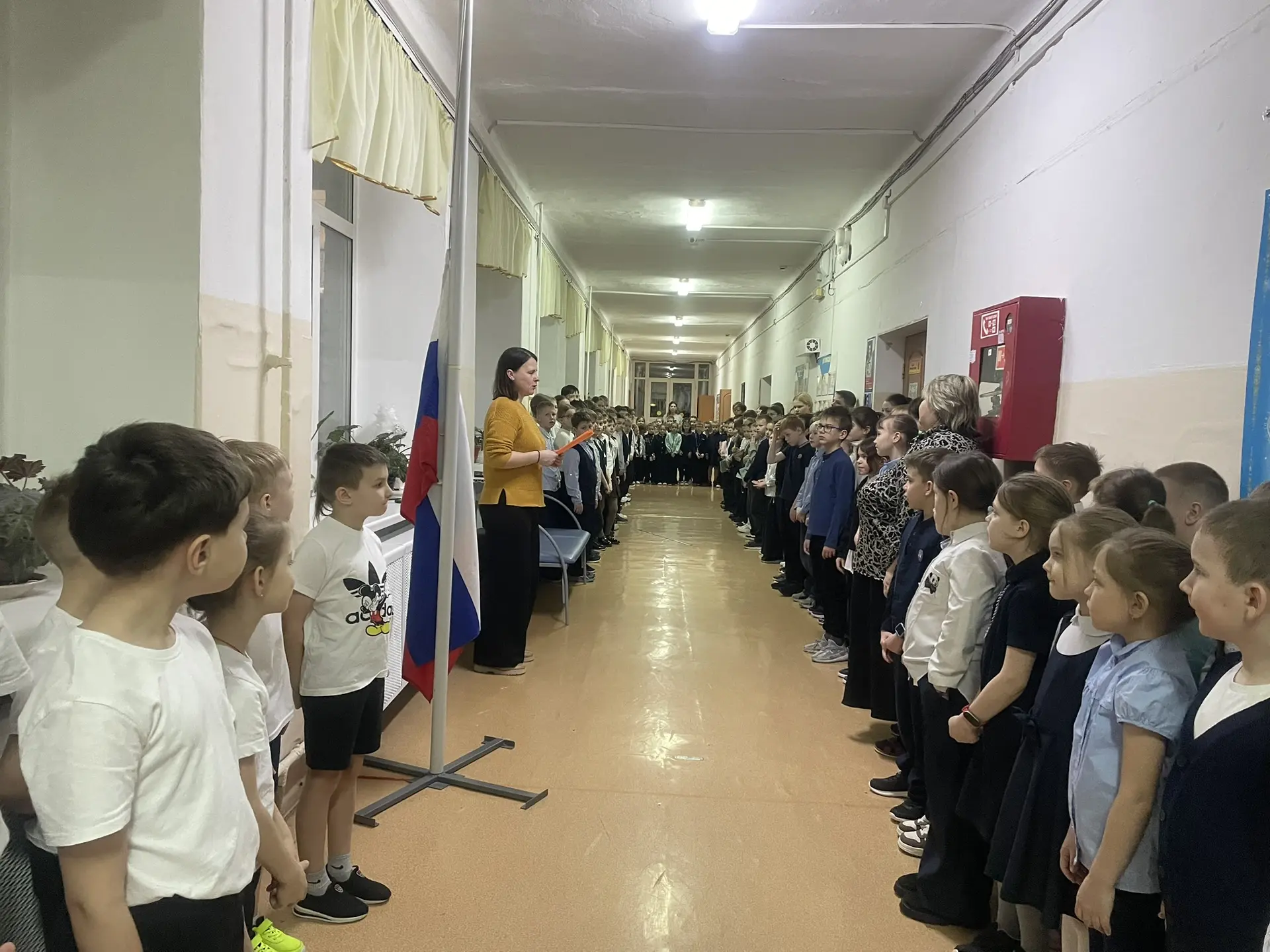 📅 Сегодня в нашей школе прошла традиционная торжественная линейка, посвященная поднятию государствен