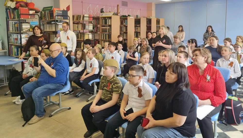 Конкурс чтецов «Я помню! Я горжусь!»  🎖️  В преддверии Дня Победы в библиотеке нашей школы прошёл тр