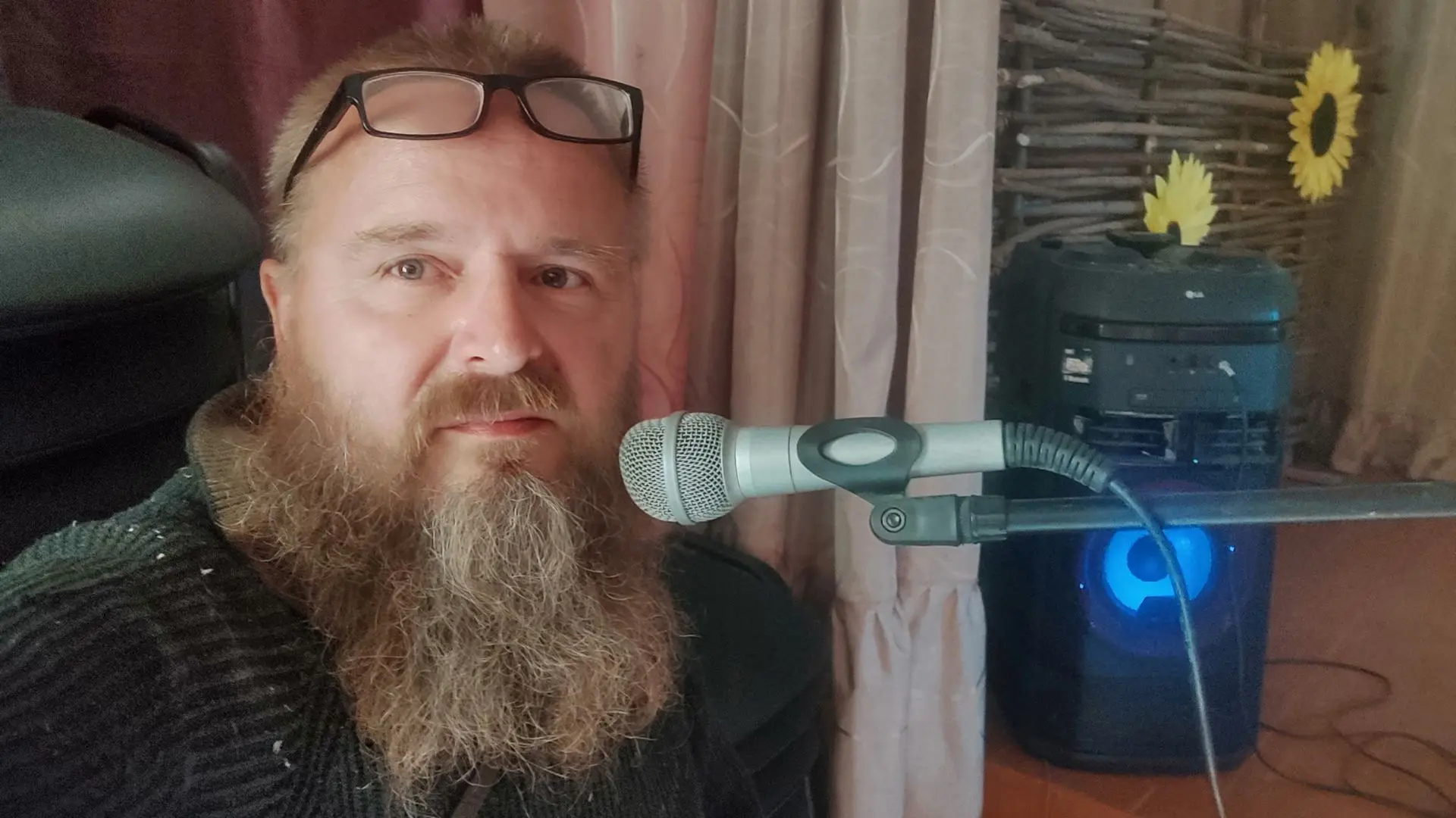 Вчера по пути забежал в клуб - попеть. Накопилось песен целая бадья, которые не пробова...