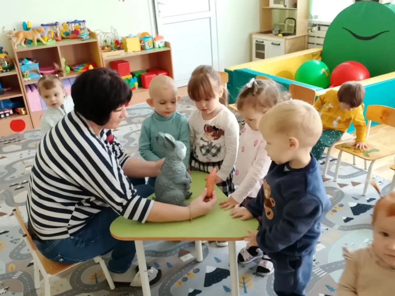 В 1 младшей группе прошло занятие по лепке «Угощение для зайчика».К детям в гости прише...