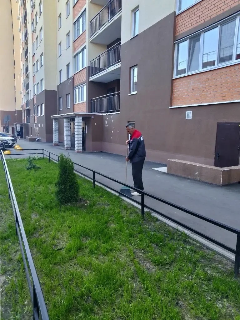 🧹 Работы по подметанию придомовых территорий домов УК «ОРИОН» выполняются на ежедневно...