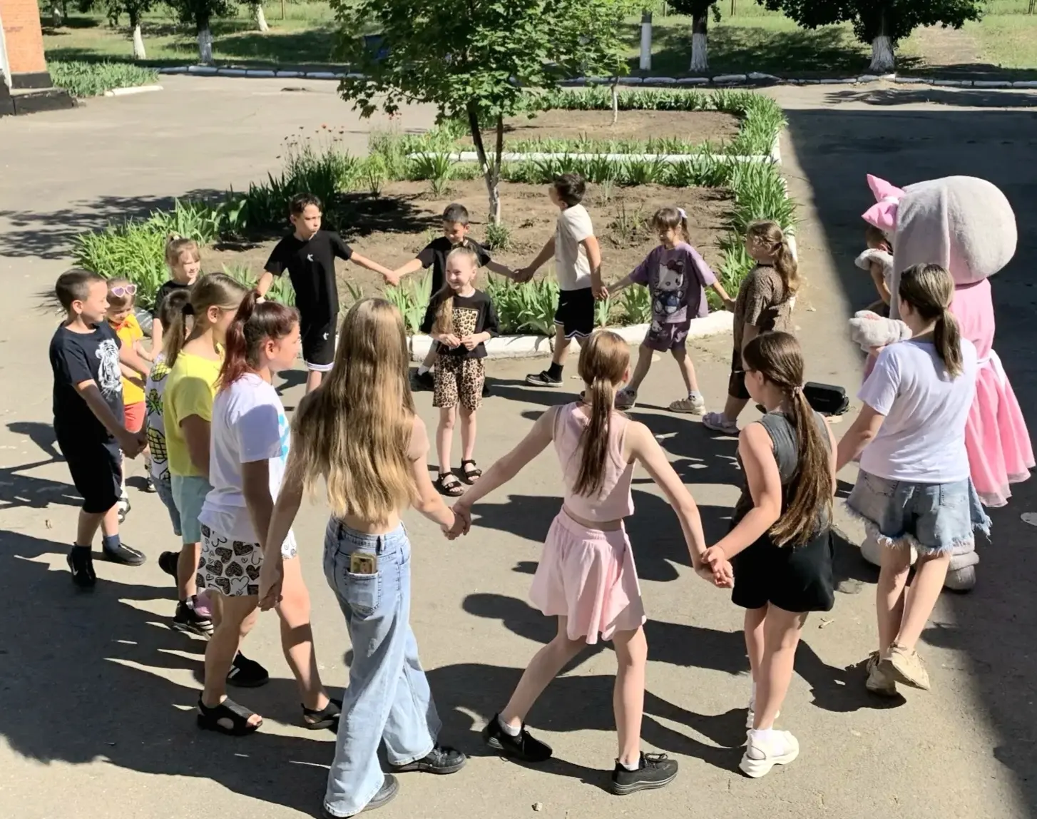 ЛАРЕЦ НАРОДНОЙ МУДРОСТИ 🗄

🐇 Сегодня 10 июня утренняя зарядка прошла необычно.Организовал зарядку 