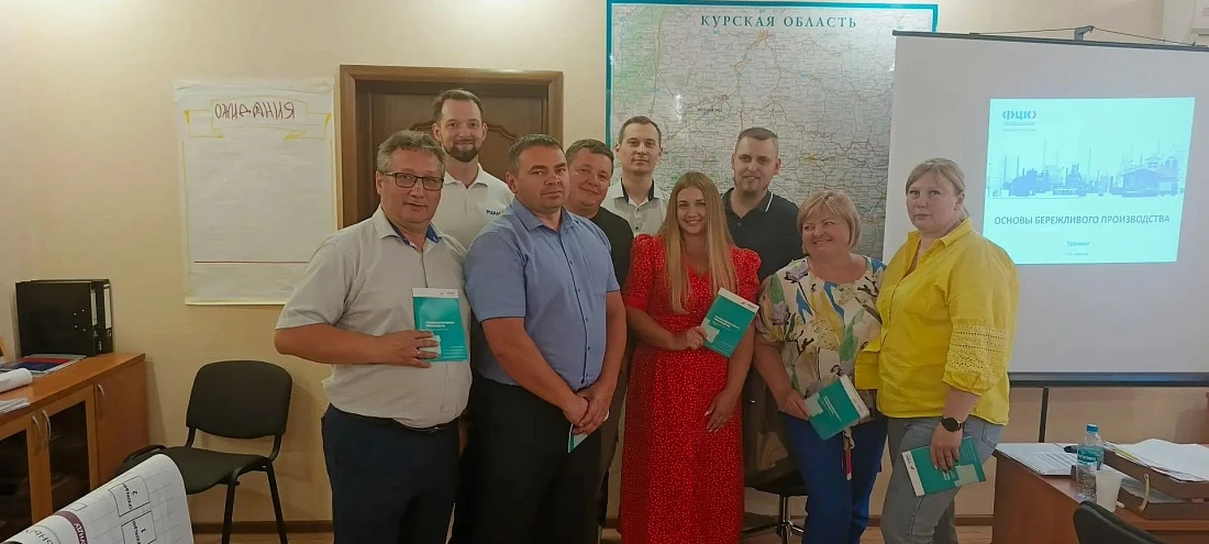 Сотрудники спецавтобазы по уборке города Курска проходят обучение инструментам бережлив...