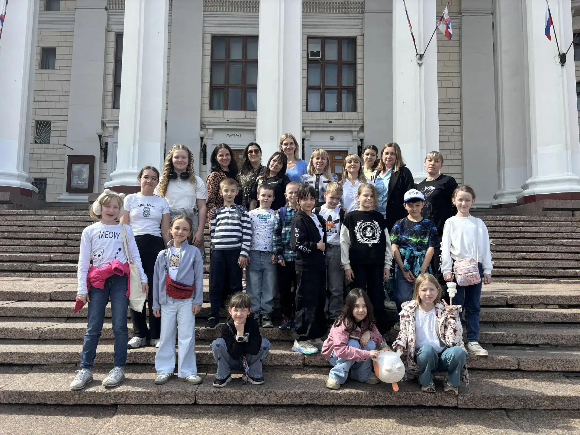 1 июня, в День защиты детей, ученики 2"Б", 5"Б", 5"Г" И 6"Б"  вместе с классными руководителями Аньш