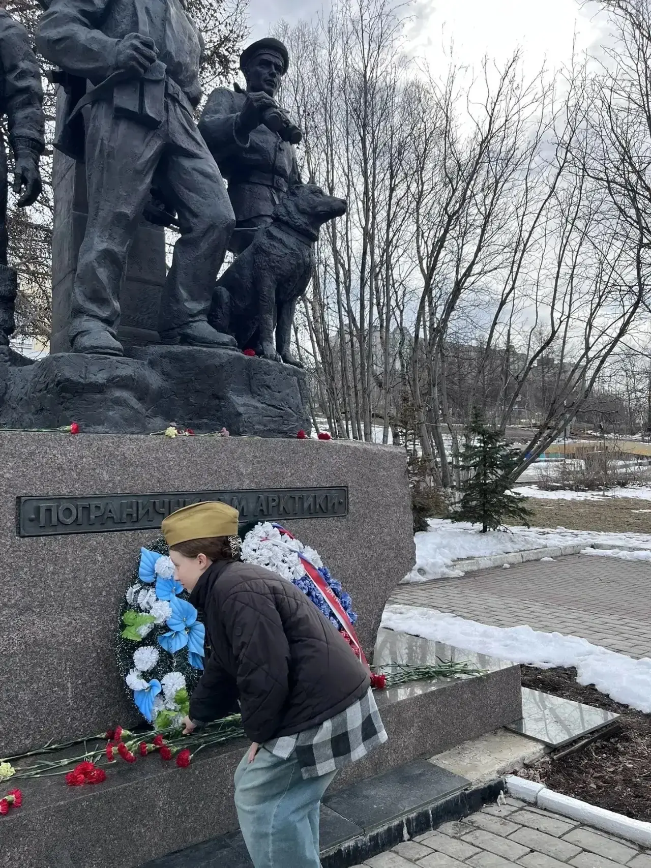 🕊 Сегодня у памятника «Пограничники Арктики» стало чуть теплее — туда пришли наши восьмиклассники с 