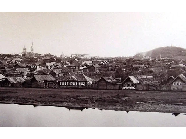 Вид на город с берега реки Тагил.1910 год.Сейчас на месте частного сектора пустырь и за...