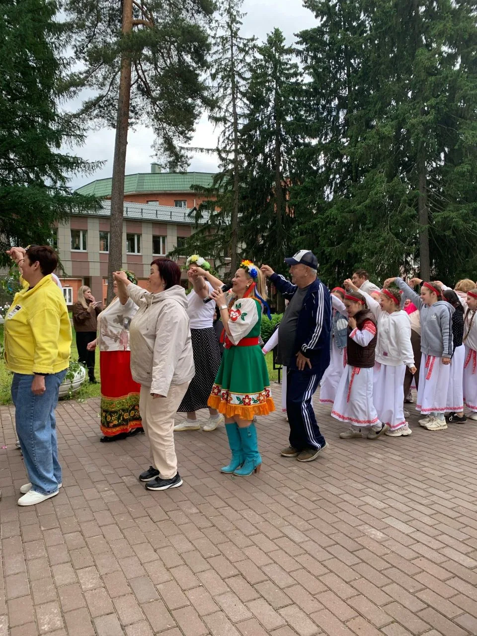 Как мы отметили Троицу! ☀️🌿

Вчера наш Центр наполнился смехом, музыкой и ароматом свежей зелени — 