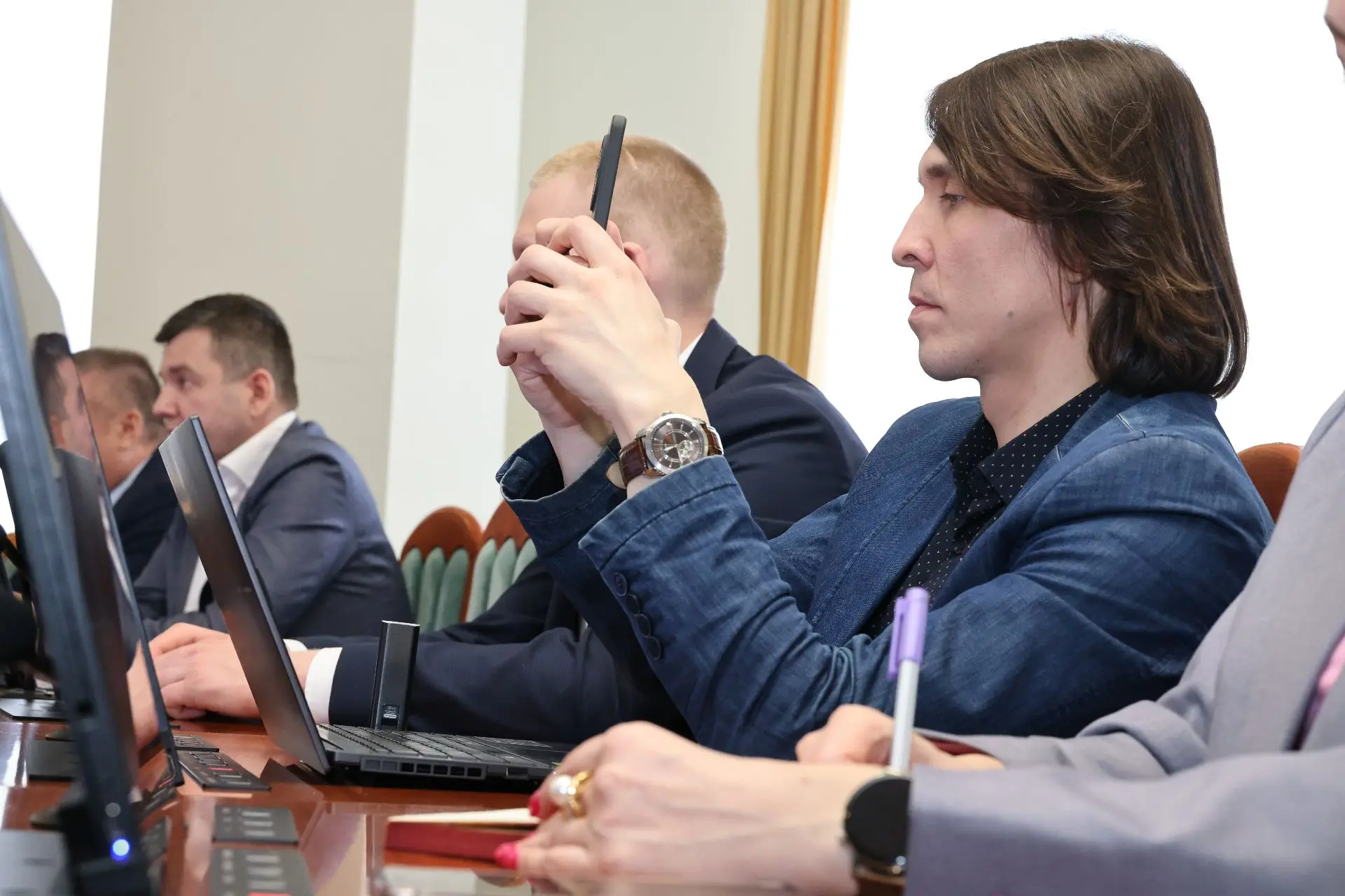 Только представьте: из 12 минут приема врача по ОМС доктор общается «глаза в глаза» с пациентом чуть