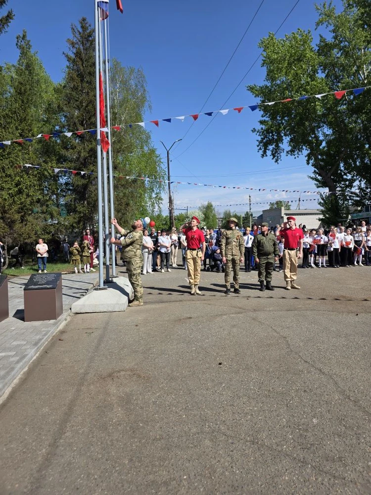 В небо взмыло знамя Победы