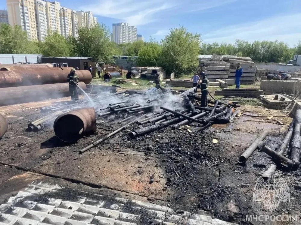 Пожарные тушат горящие покрышки на улице Транспортной  По информации пресс-службы ГУ МЧС России по О
