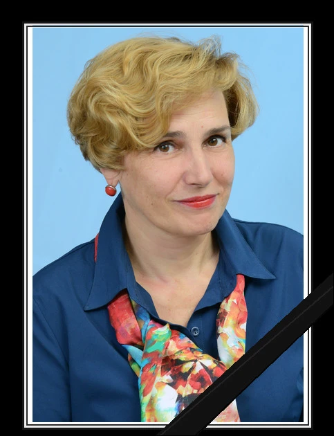 Уходят те, кто дорог и любим
Внезапно, безвозвратно, безнадёжно…
Как трудно сердцем пережить людским