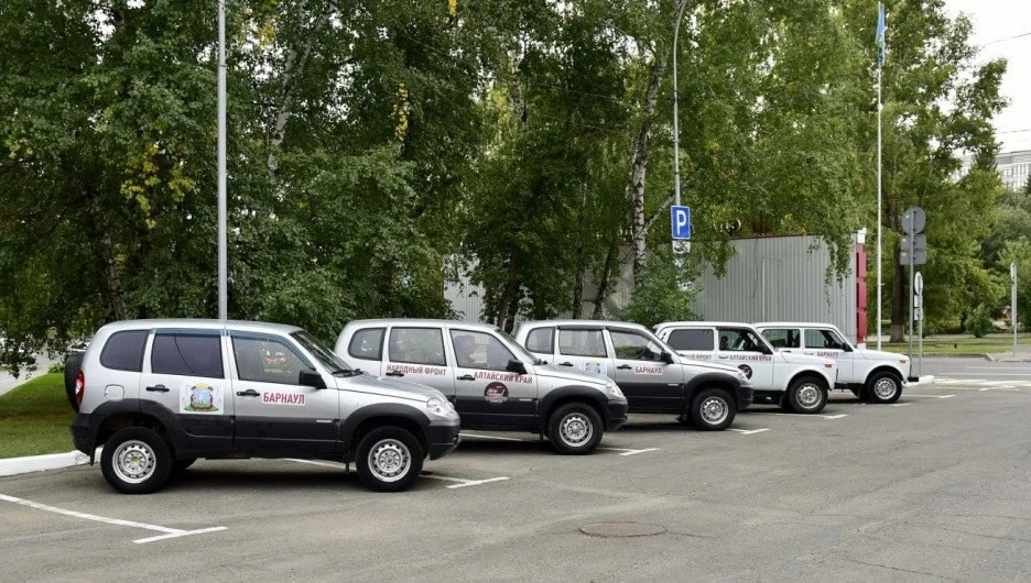 Партию автомобилей в зону СВО и новые российские регионы отправили из Барнаула в День г...