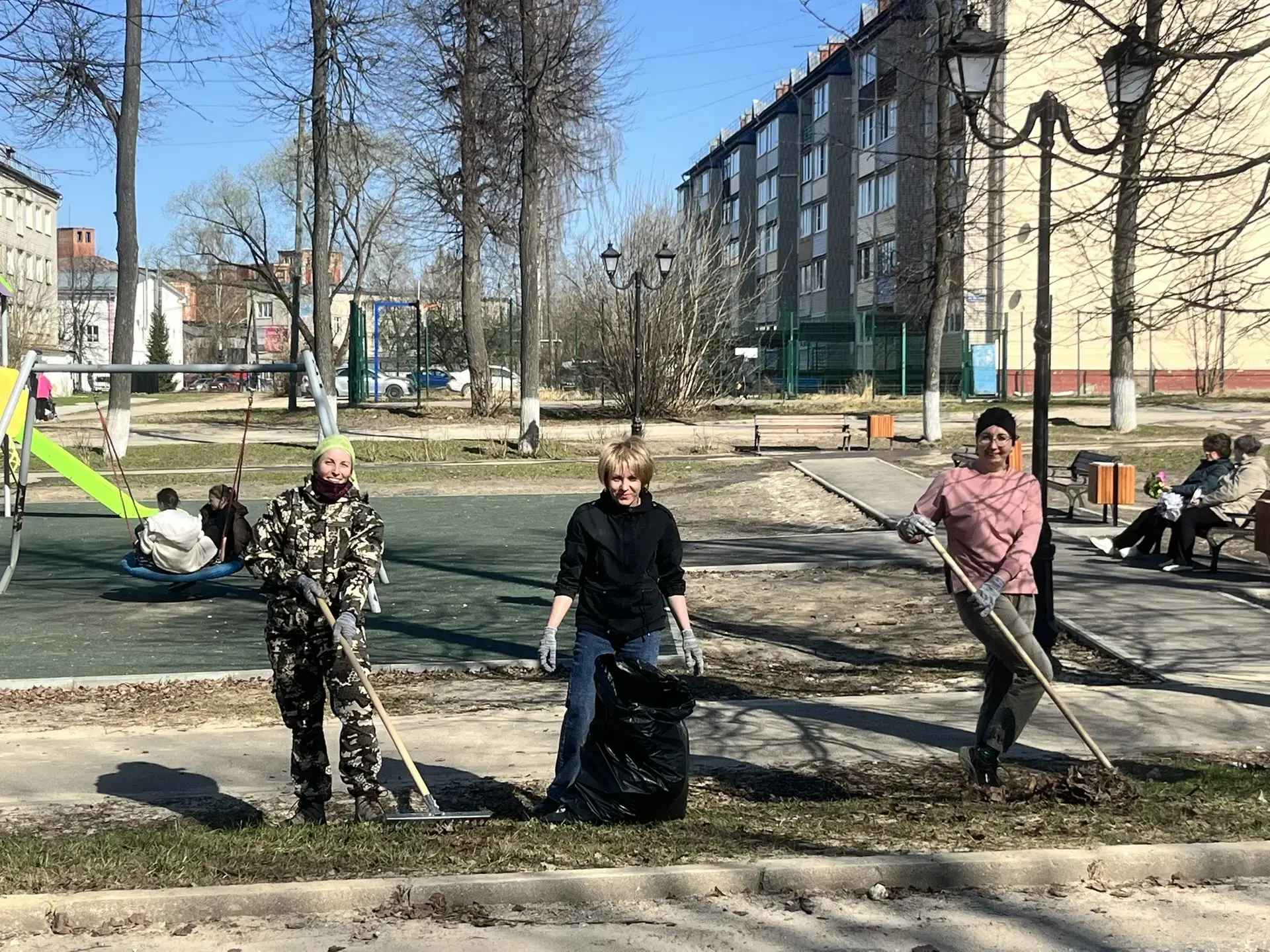 🌿 В рамках месячника по благоустройству сотрудники администрации Камешковского муниципального округа
