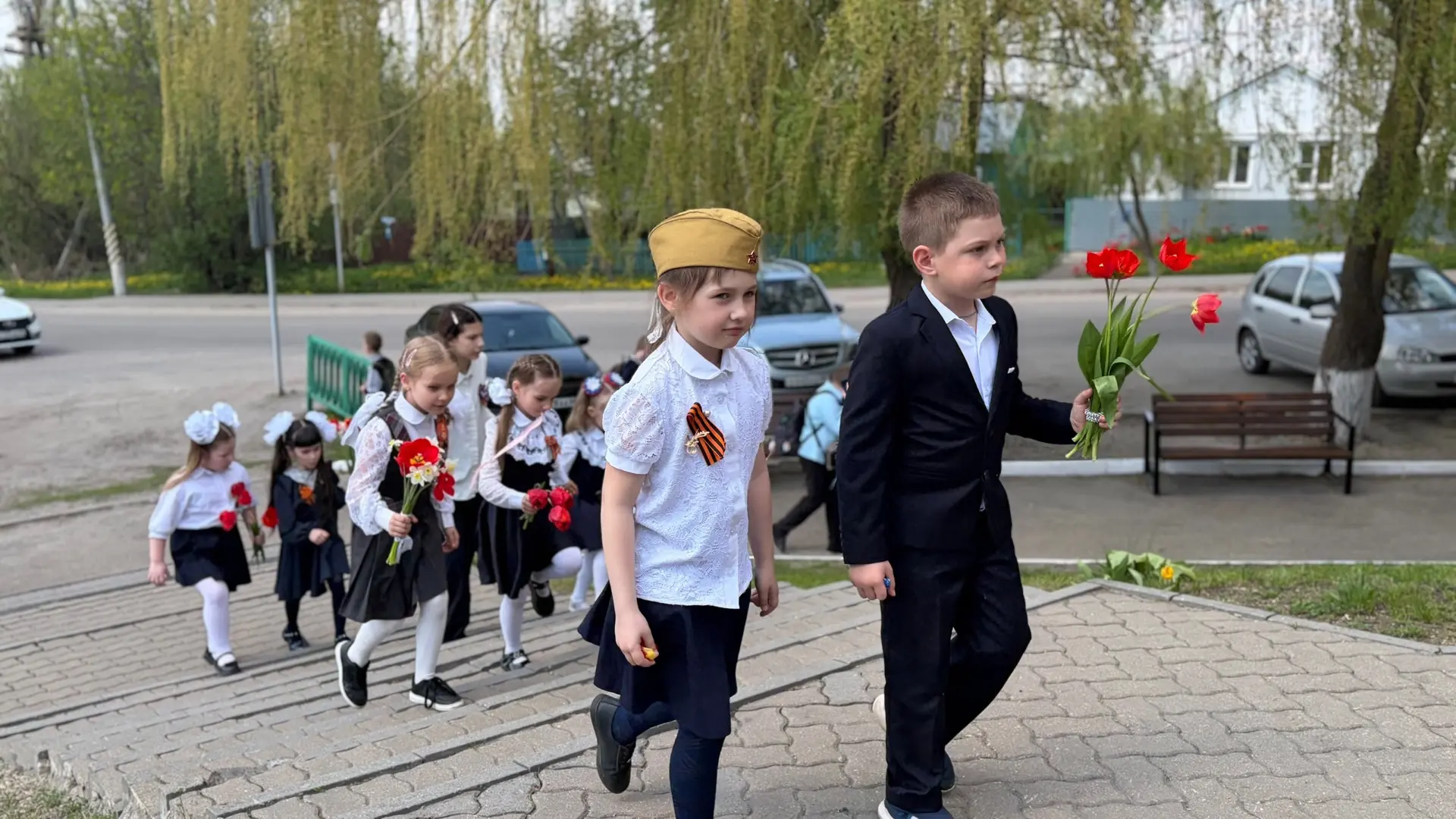 В нашей школе прошёл фестиваль «Песни Победы»! 🎉  Торжественное мероприятие началось с линейки, на к