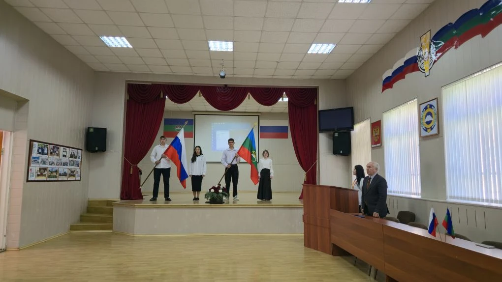 8 июня в Аграрно-технологическом колледже состоялась еженедельная церемония выноса Госу...